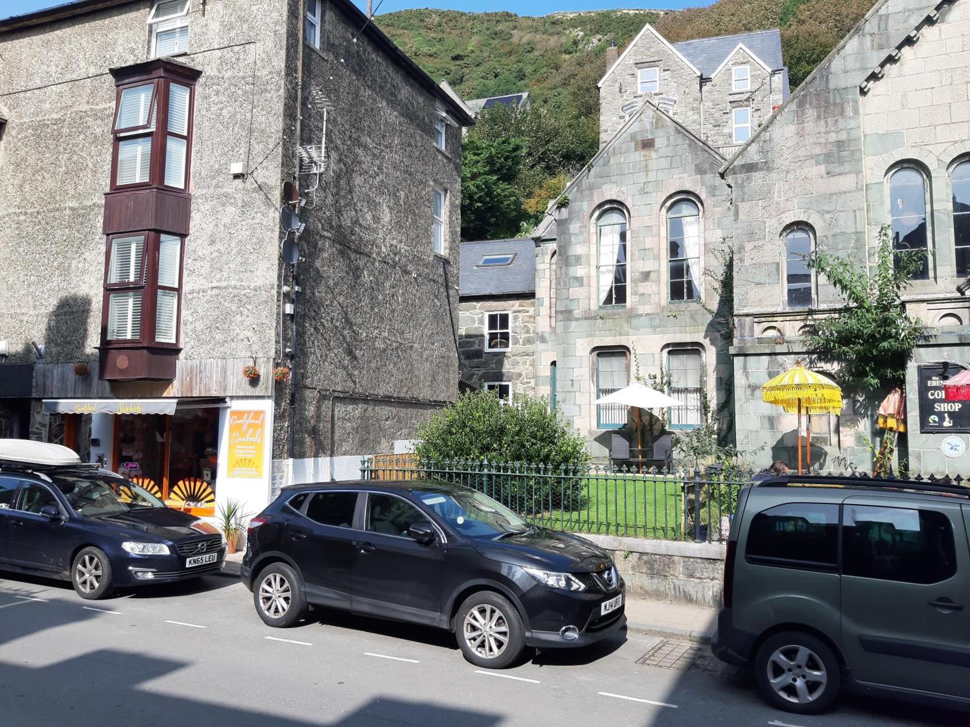 Ground Floor Barmouth Centre Apartment With Garden Exterior photo